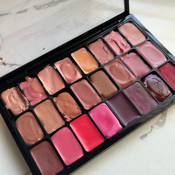 MAC Cosmetics Lip Palette - Pink, Red, and natural Shades - Picture 3 of 5